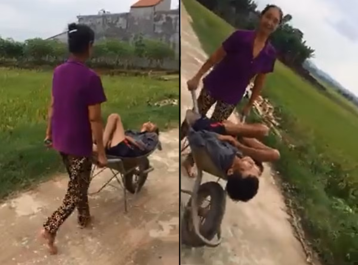 Người chồng này say xỉn đến mức liên tục nói nhảm, dù người vợ có dìu về nhưng vẫn liên tục bị đổ gục. Cuối cùng không còn cách nào khác nên người vợ đã mượn tạm một chiếc xe rùa để chờ về. Ảnh: Tổng hợp