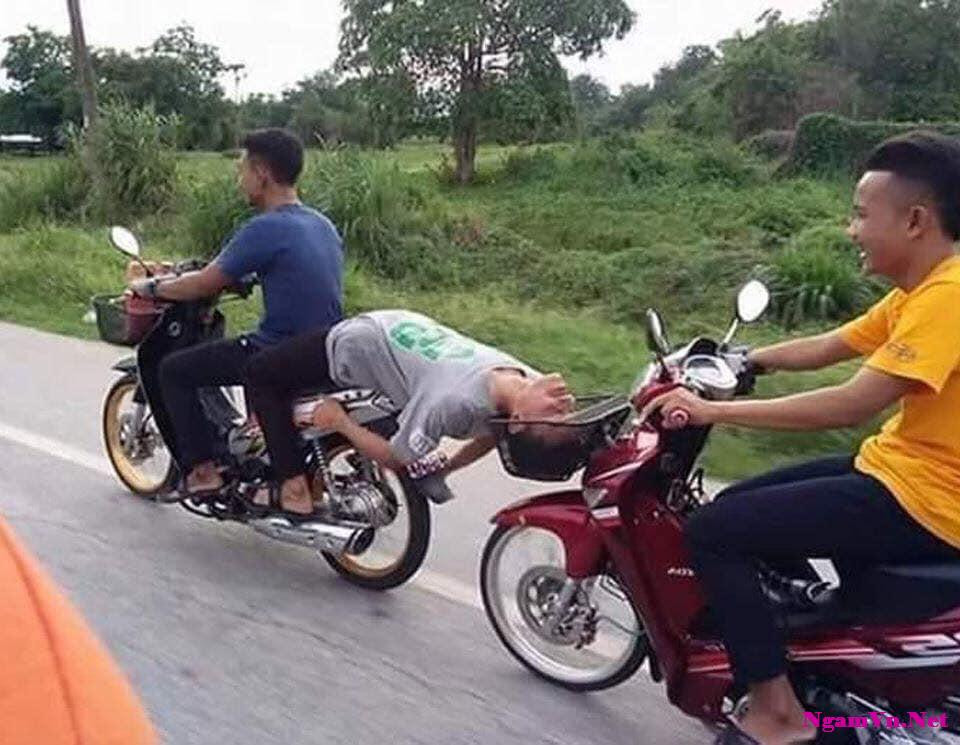 Còn đây là cảnh hộ tống người say của hai cậu bạn khiến ai đi qua cũng phải ngoái nhìn.