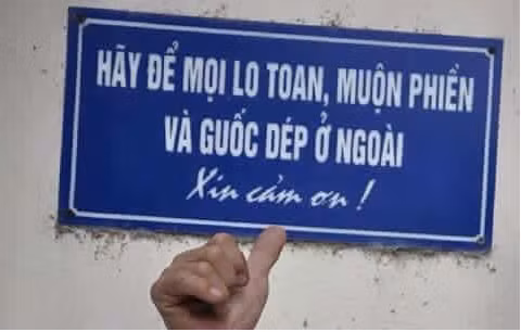 Quán độc đáo ghê chưa, không chỉ để dép mà còn cả lo toan, muộn phiền ở ngoài.