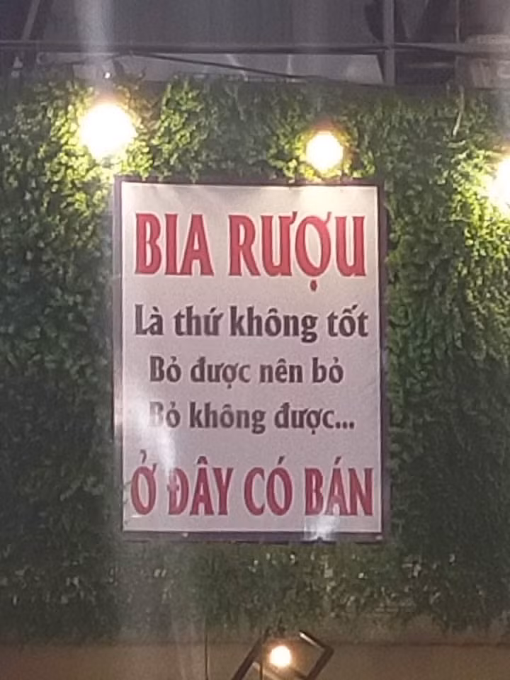 Từ trước đến nay các biển thông báo, nội quy hay quảng cáo thường được làm theo một khuôn mẫu nào đó. Có thể có đôi chút khác biệt về trang trí thiết kế hoặc phông chữ, nhưng về căn bản, nội dung cũng na ná như nhau.