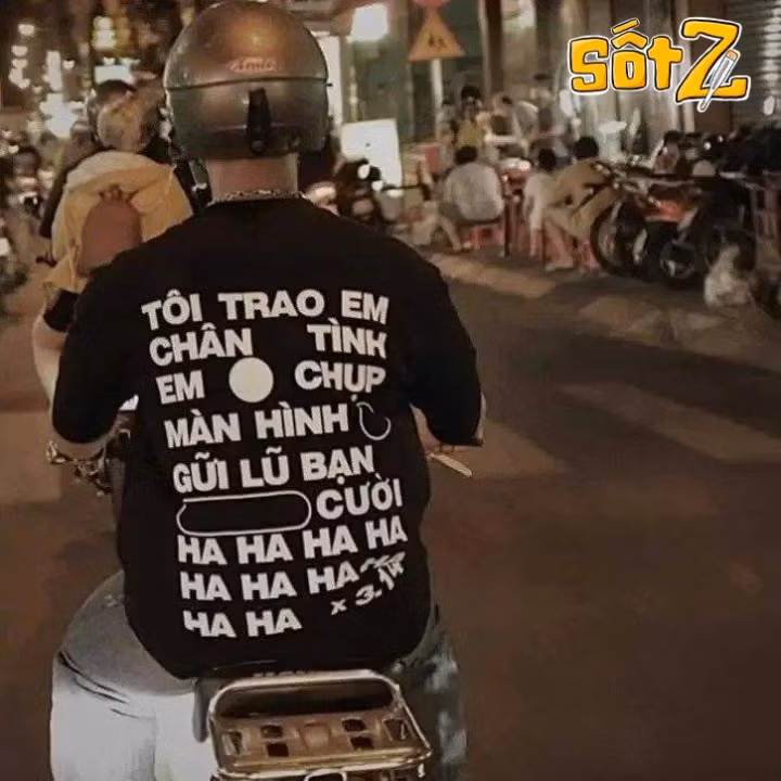 Chiếc áo hài hước mà không phải ai đi đường cũng thấy, tuy nhiên khi bắt gặp thì đúng như lời thông báo ở trên.