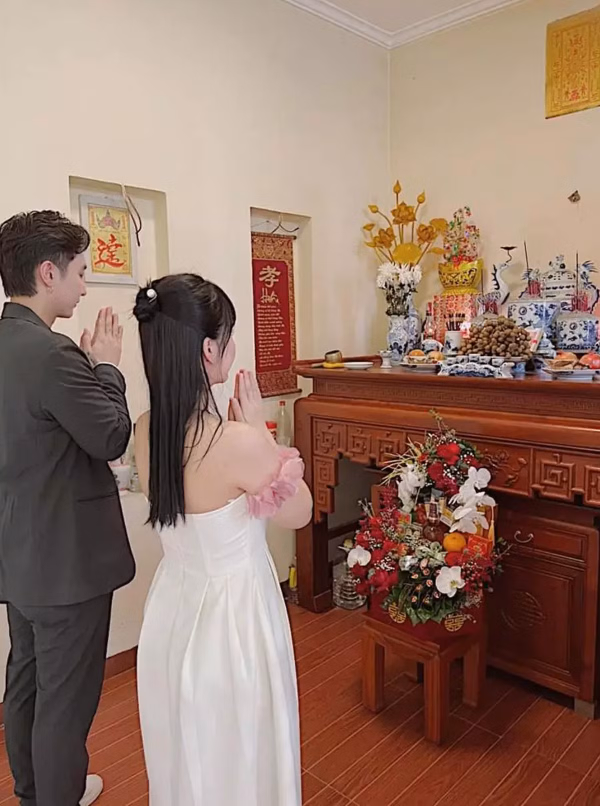 Như vậy là hot girl Mẫn Tiên chính thức được đàng trai đến xin phép gia đình hỏi cưới. Không lâu nữa, hôn lễ của cặp đôi sẽ diễn ra.