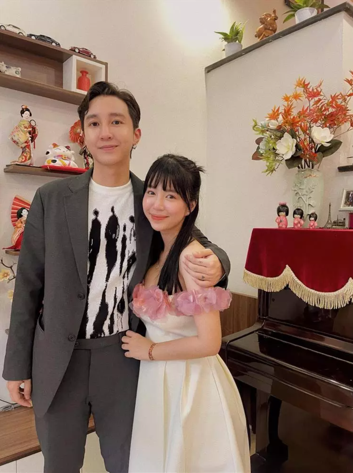 Trước đó, đúng khoảnh khắc đón giao thừa 2022, nam ca sĩ của nhóm Monstar "đánh úp" cư dân mạng bằng việc công khai hẹn hò hot girl "bộ 3 sát thủ" nổi tiếng Hà thành.