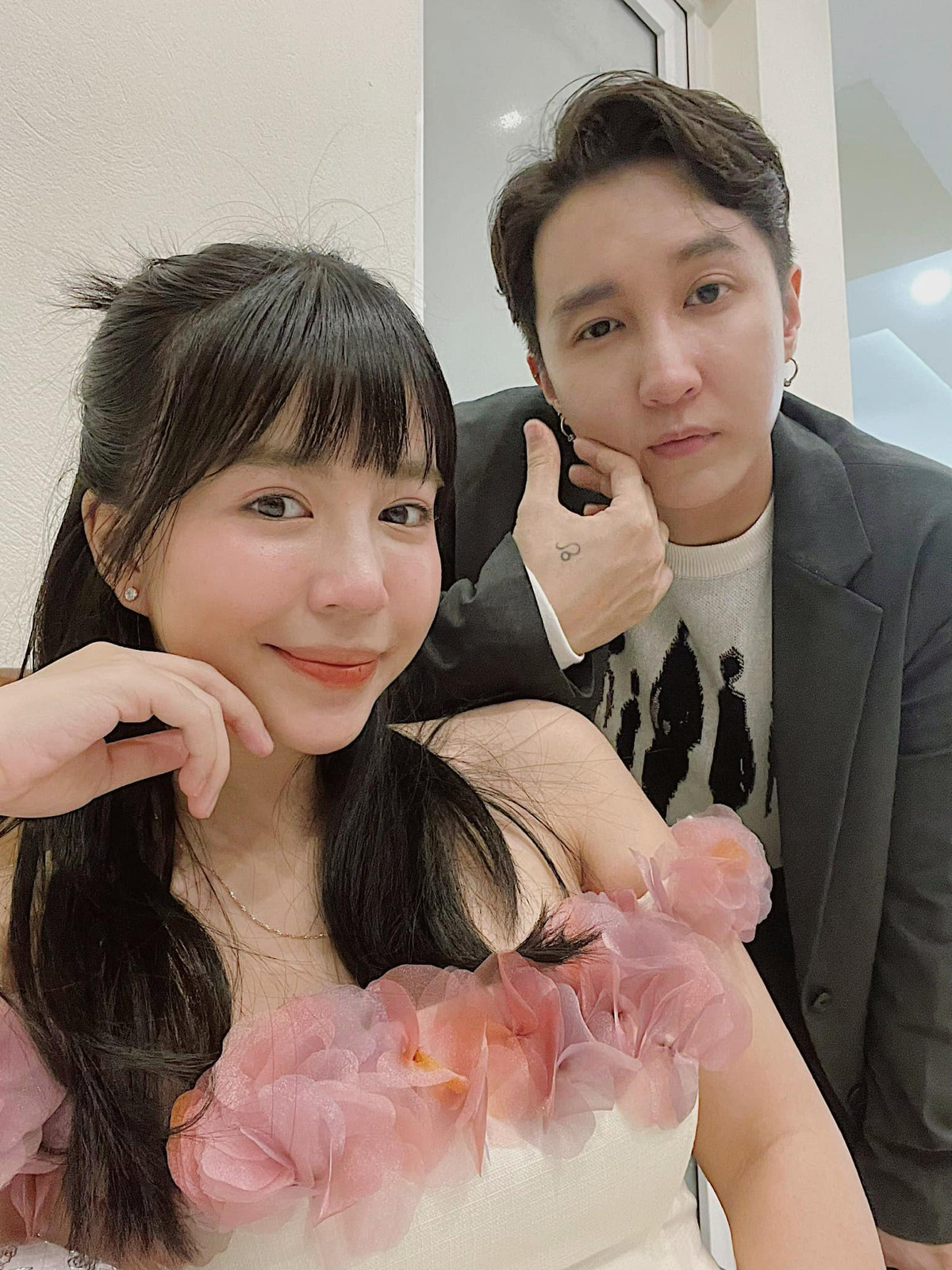 Tin vui khiến mọi người khá bất ngờ bởi trước giờ cặp đôi chưa từng hé lộ chuyện yêu đương.