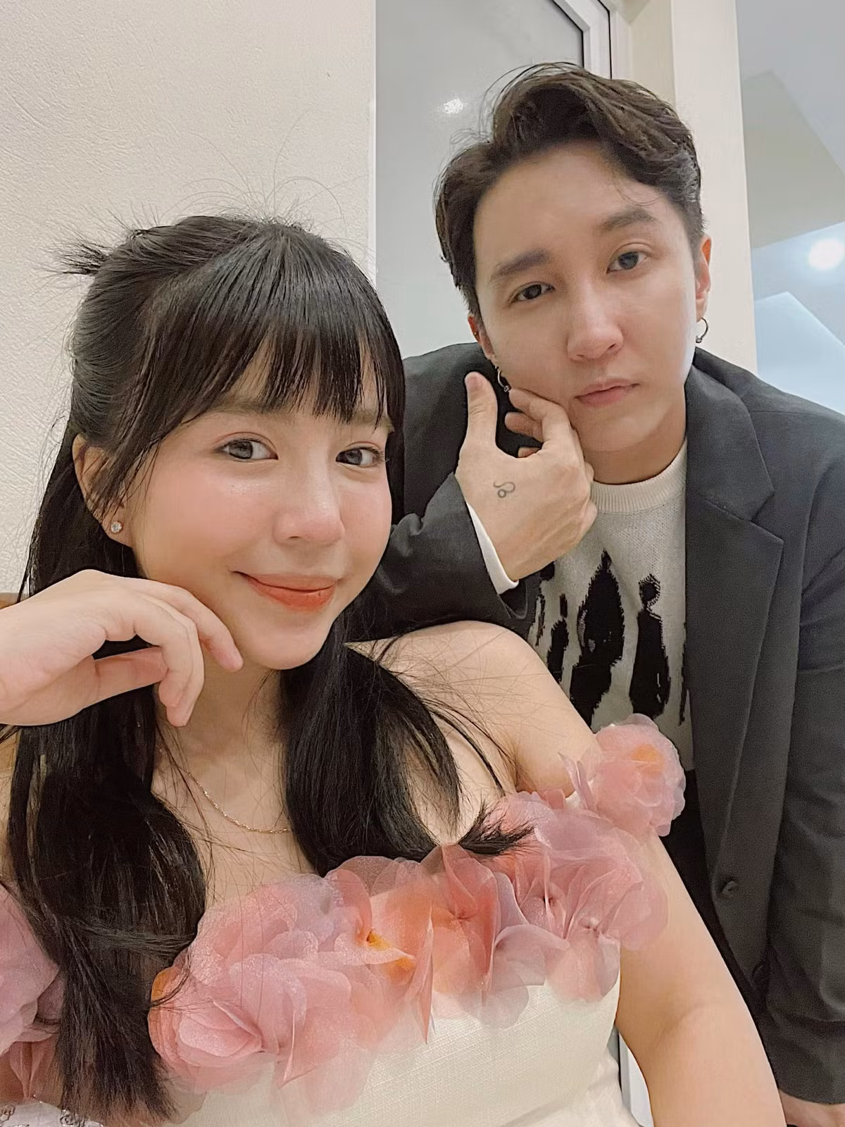 Tin vui khiến mọi người khá bất ngờ bởi trước giờ cặp đôi chưa từng hé lộ chuyện yêu đương.