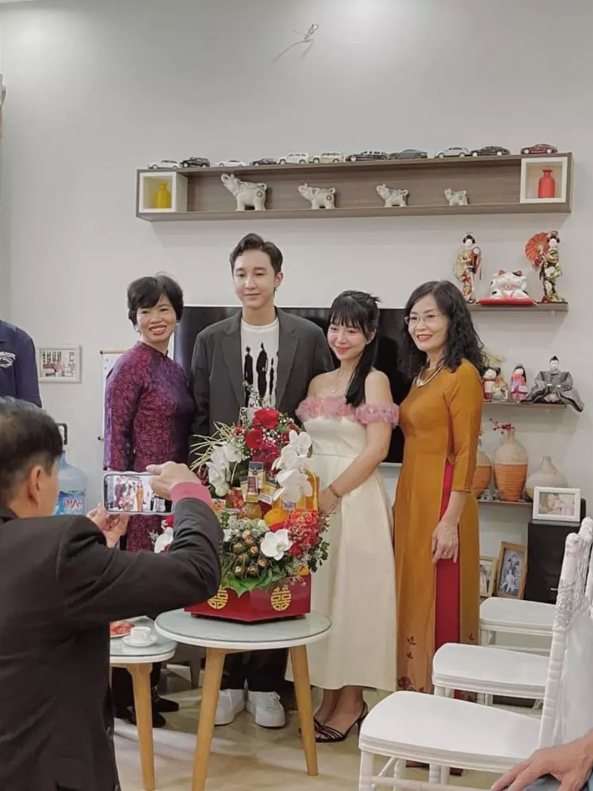 Những hình ảnh về lễ dạm ngõ của nàng hot girl Hà thành đình đám và bạn trai là nam ca sĩ nhóm Monstar nhanh chóng tạo sức hút trên MXH.