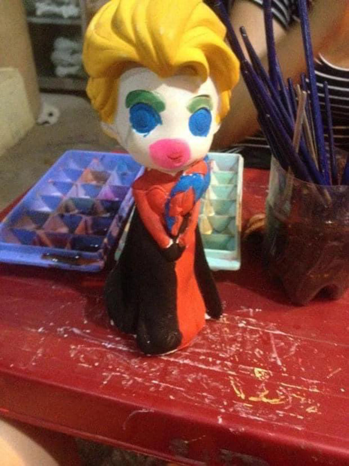 Thay vì tỉ mẩn tô từng nét vẽ lên bức tượng, nhiều bạn trẻ ít hoa tay lại trộn lẫn màu và hoàn thành bức tượng một cách khó hiểu.