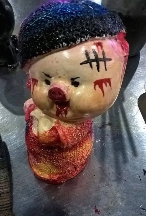 Chỉ cần thiếu chút khéo léo, tỉ mỉ thì dễ dàng tạo ra bức tượng nhiều màu sắc lộn xộn như vậy.