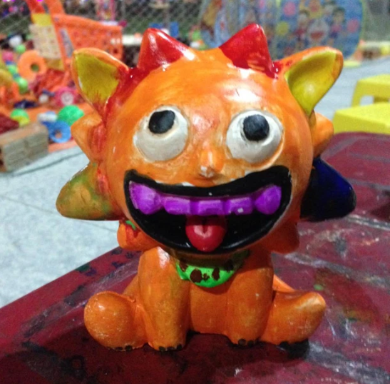 Dù là trẻ con hay người lớn thì cũng sẽ có lúc không hề khéo léo, tạo nên không ít những màn tô tượng thảm hoạ như thế này.