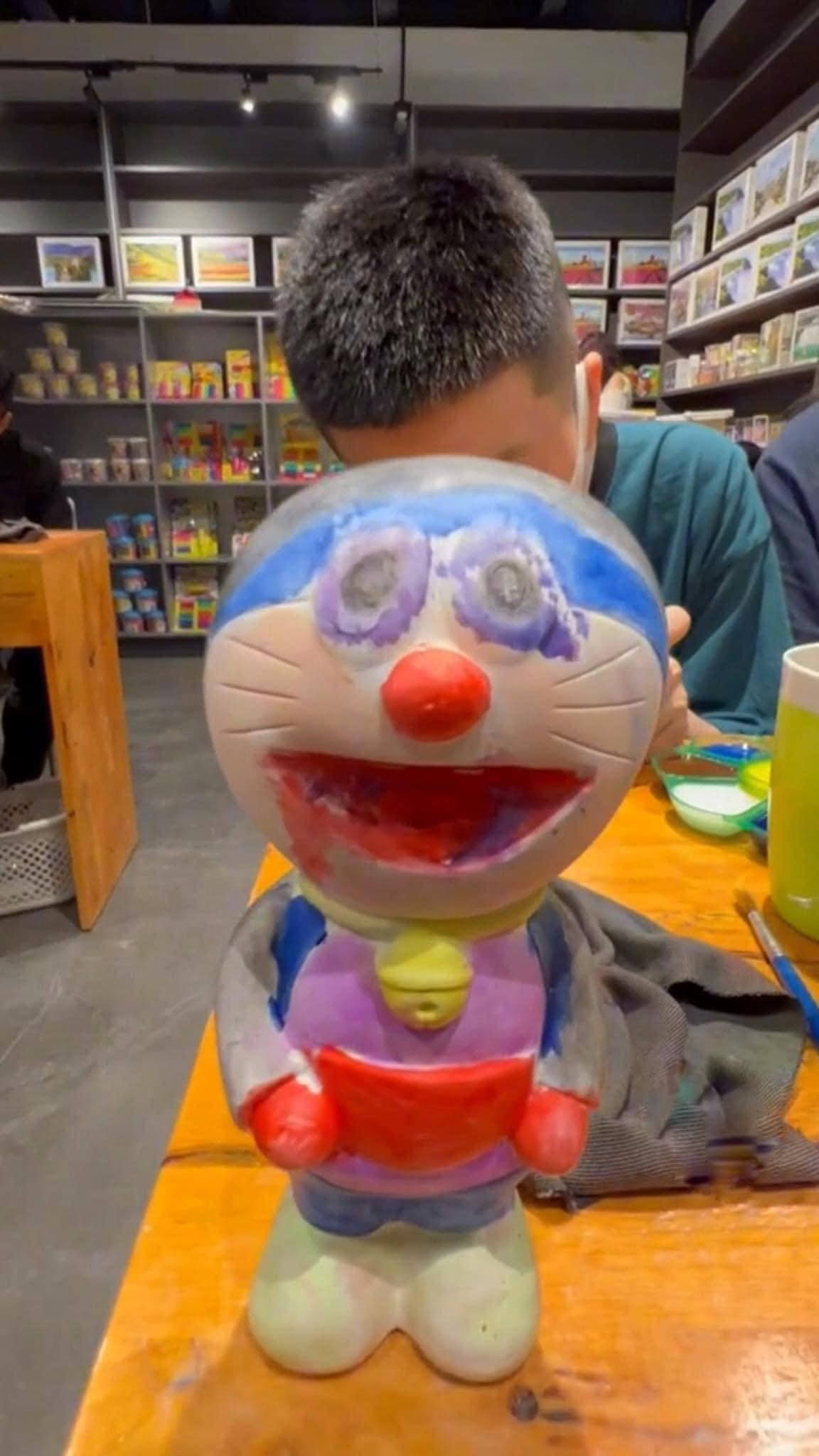 Lý do là vì mẫu tượng được chọn có quá nhiều chi tiết, tô mãi mà vẫn chẳng xong. Phần vì không có năng khiếu phối màu nên bức tượng sau khi tô xong trông "lạ" lắm.