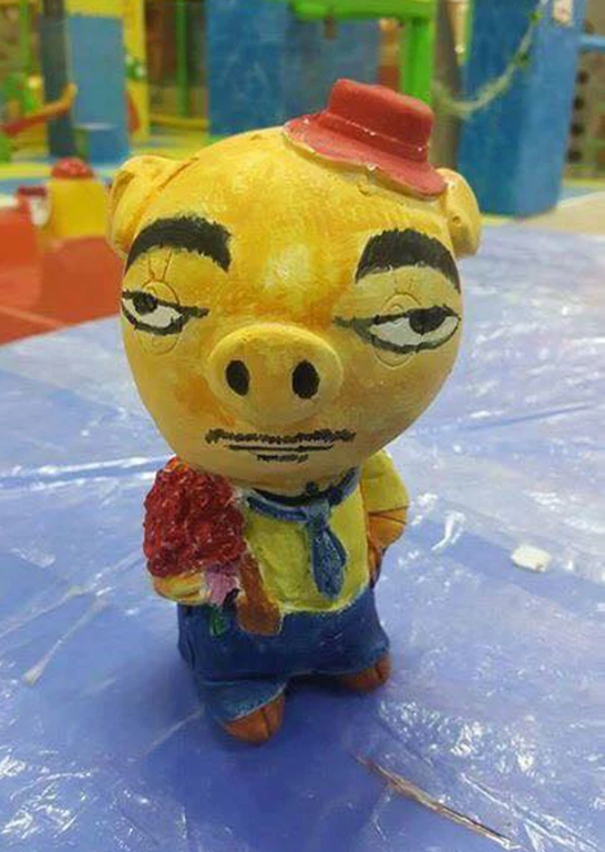 Chưa kể có những bức tượng nhem nhuốc màu, tô xong nhìn lại quả thực stress.