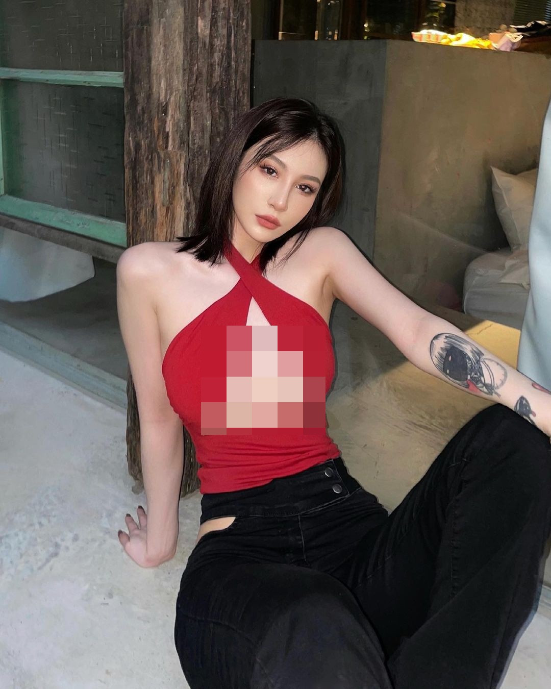 Hot girl Shi Qian Qian mới đây gây “náo loạn” cả một con phố khi ăn mặc phản cảm ra đường, cô mặc chiếc áo chéo ngực tuy nhiên lại lộ hớ hênh vòng 1.