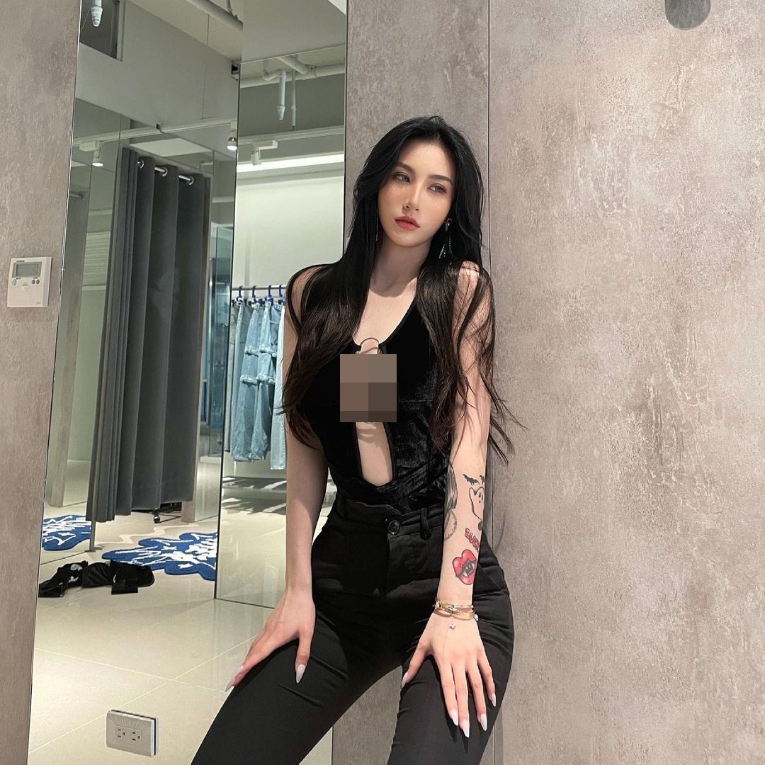 Cô nàng từng có thời gian cô học ở Seattle, Washington, Hoa Kỳ.