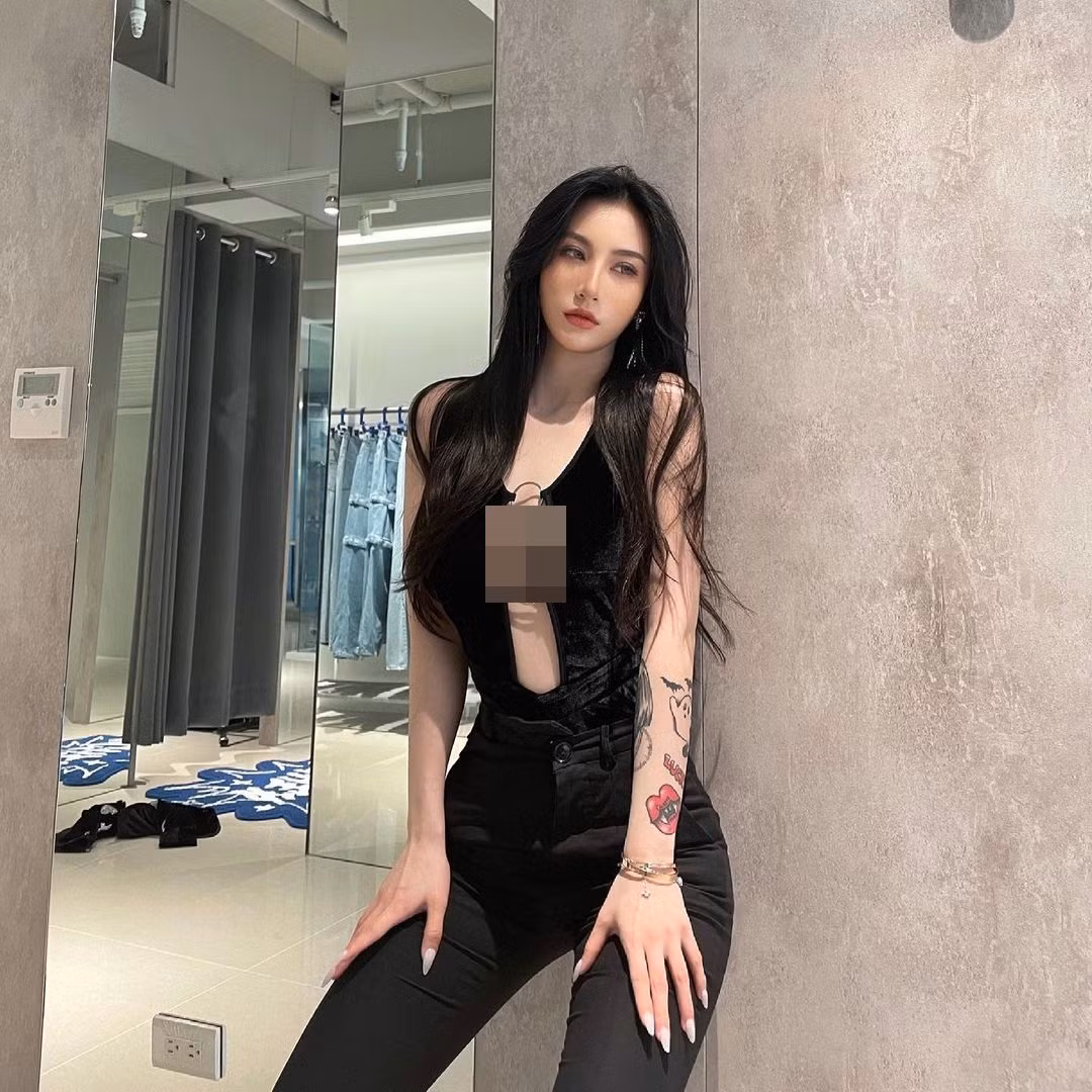 Cô nàng từng có thời gian cô học ở Seattle, Washington, Hoa Kỳ.