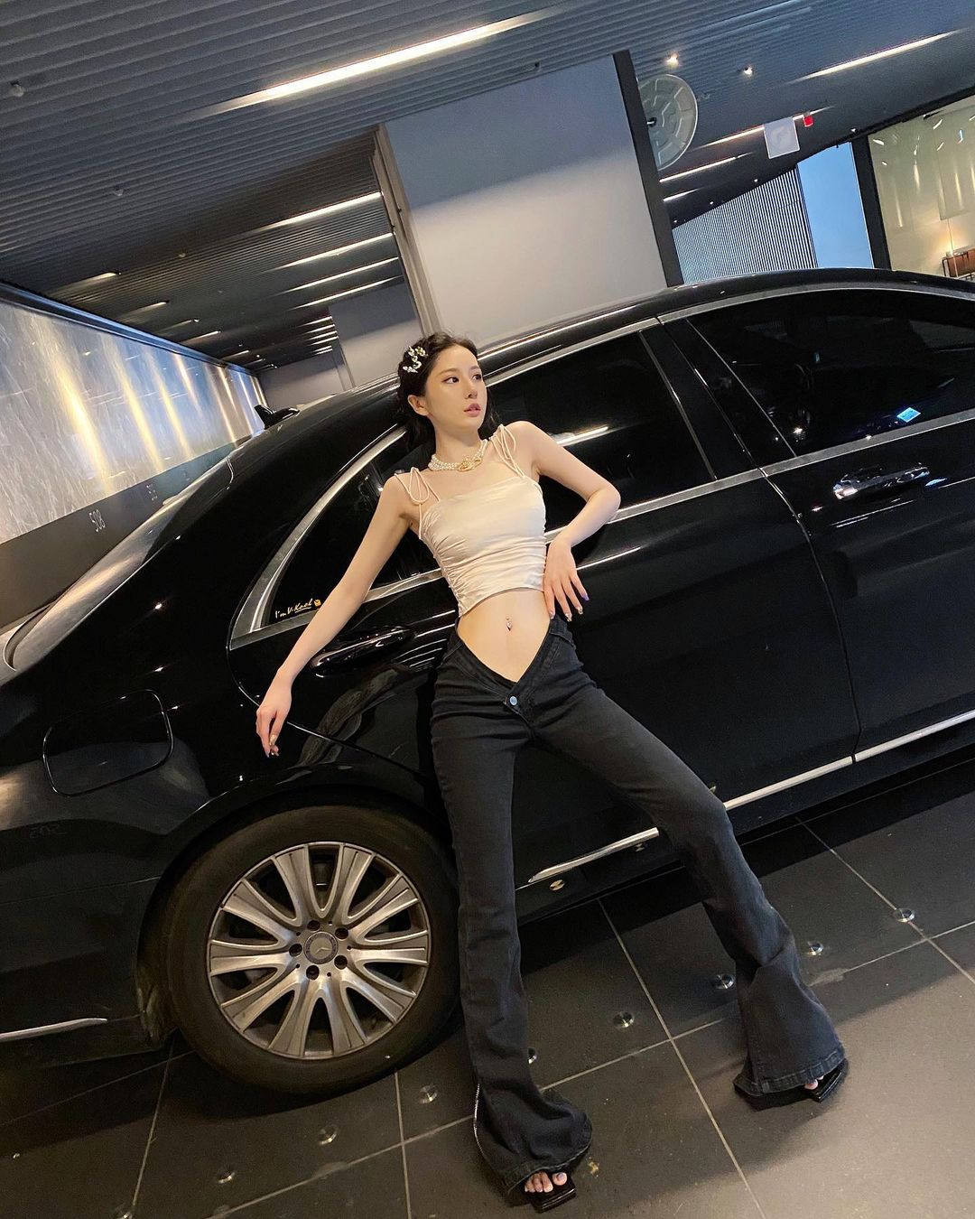 Bên cạnh công việc kinh doanh, cô còn livestream chơi game online nên càng được chú ý.