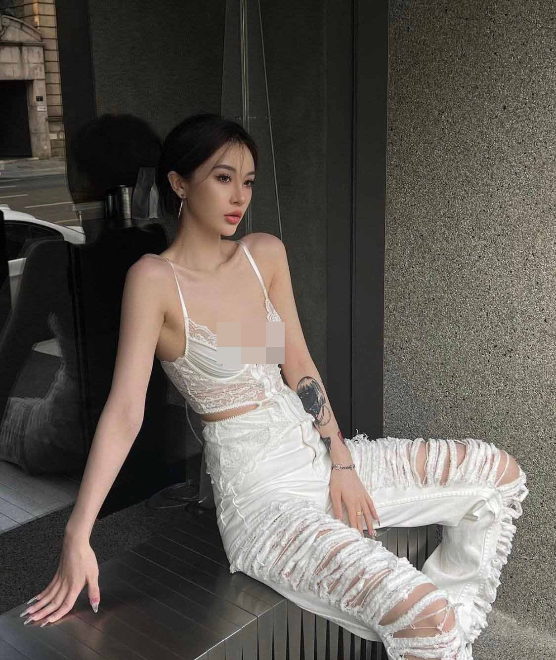 Ở tuổi 21, Shi Qian Qian đã là CEO của thương hiệu thời trang cá nhân, chẳng những buôn bán online, người đẹp mở cửa hàng với quy mô lớn, đẹp sang và bắt mắt.