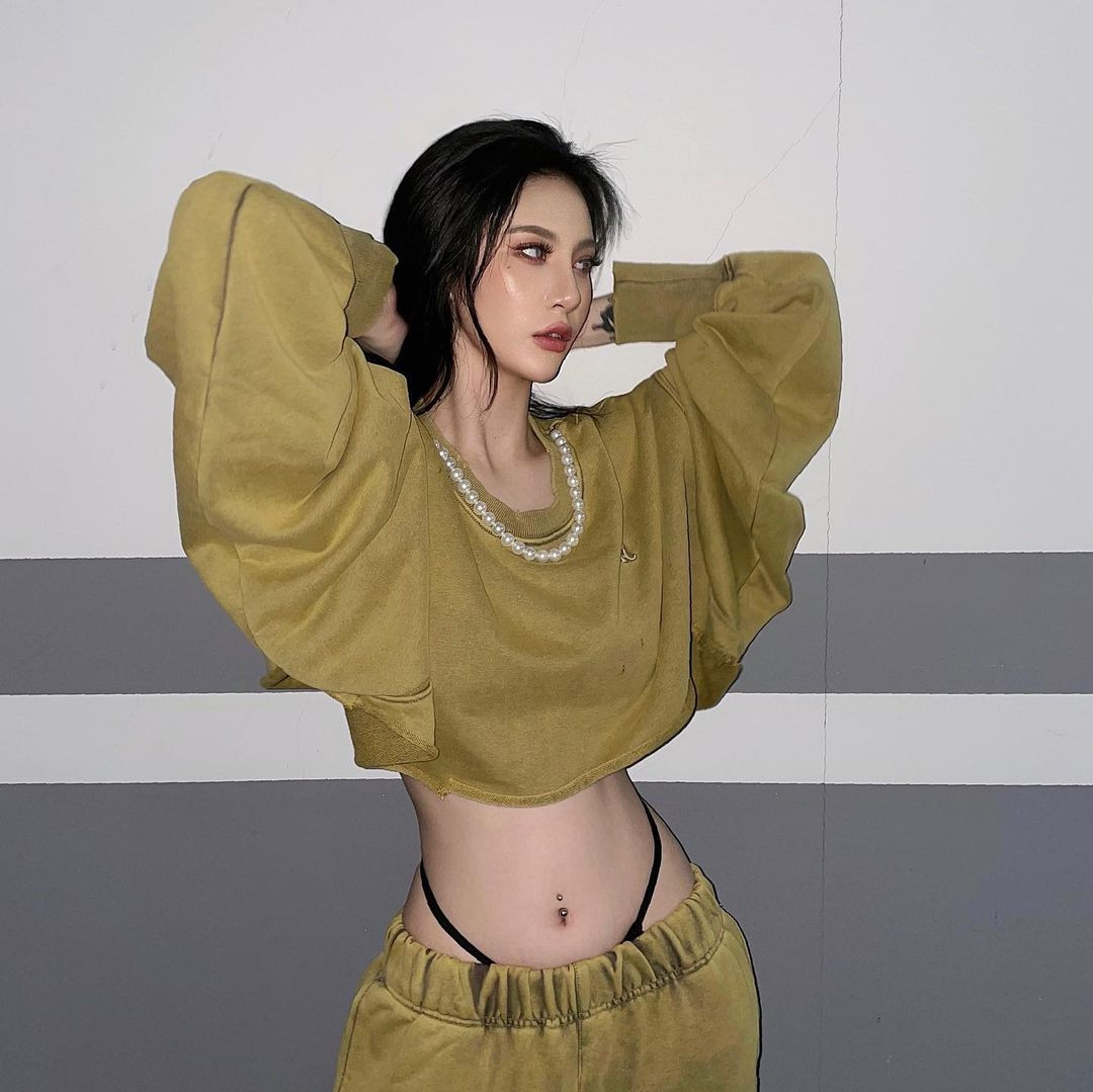 Tận dụng tối đa lợi thế hình thể nên trang phục yêu thích của Qian Qian là những “bộ cánh” cut out, để lộ những khoảng trống “nguy hiểm” nhất trên cơ thể.