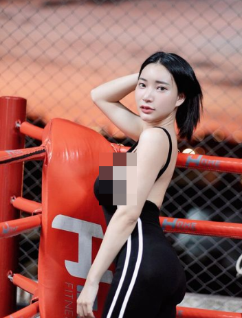 Mặc dù nhiều người chỉ trích cô nàng cố tình ăn mặc như vậy để lôi kéo sự chú ý, tăng độ nhận diện bất chấp chiêu trò.