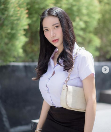 Mặc những lời nhắc nhở từ dân mạng nhưng hot girl Thái Lan vẫn bỏ ngoài tai và thường xuyên diện trang phục phản cảm như thường.