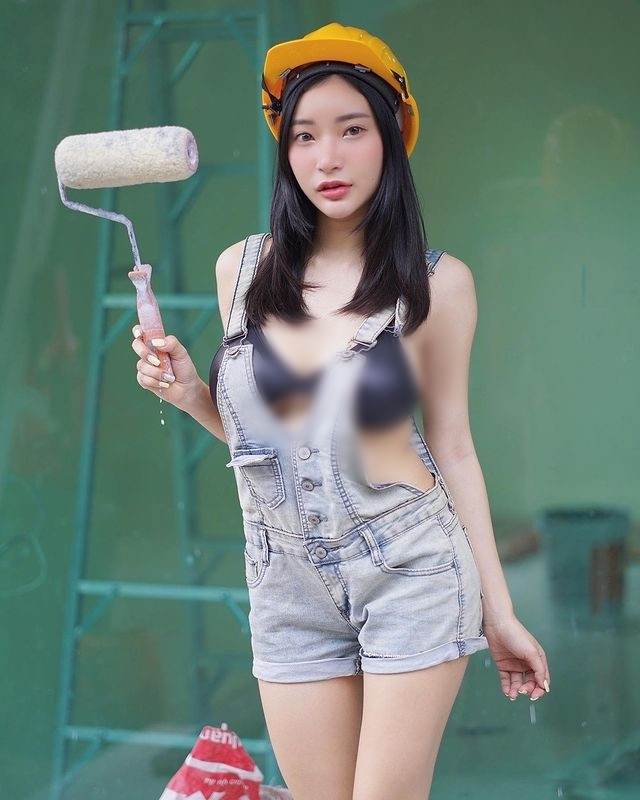 Mới đây, cư dân mạng nhức nhối về hình ảnh một hot girl hóa thân thành nữ công nhân với trang phục phản cảm.