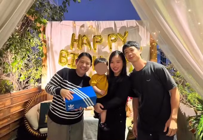 Tối ngày 5/9 vừa qua, cầu thủ Công Phượng dẫn bà xã Viên Minh và con trai tới dự sinh nhật vợ HLV trưởng HAGL. Khoảnh khắc con trai Công Phượng ngay lập tức chiếm spotlight trên MXH. Có thể nói đây là lần hiếm hoi vợ chồng tiền đạo đội tuyển Việt Nam công khai con trên MXH.