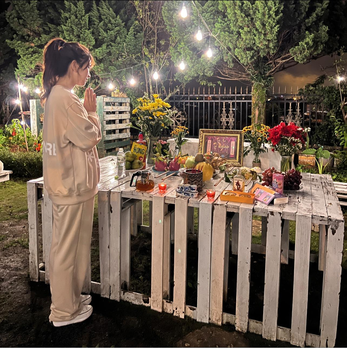 Lê Bống bất ngờ trở thành tâm điểm tranh cãi của cư dân mạng khi chia sẻ hình ảnh cúng Tổ nghề sân khấu. Đáng chú ý phần lớn bình luận của cư dân mạng đều "cà khịa" nữ TikToker, họ cho rằng Lê Bống đang tự đặt mình là nghệ sĩ. Đáp lại những ý kiến "đá xoáy" mình, Lê Bống lặng lẽ trích dẫn một đoạn trong bài viết từng được đăng trên báo chí về ngày Sân khấu Việt Nam và cũng là ngày giỗ Tổ sân khấu. Ảnh: Facebook Lê Bống