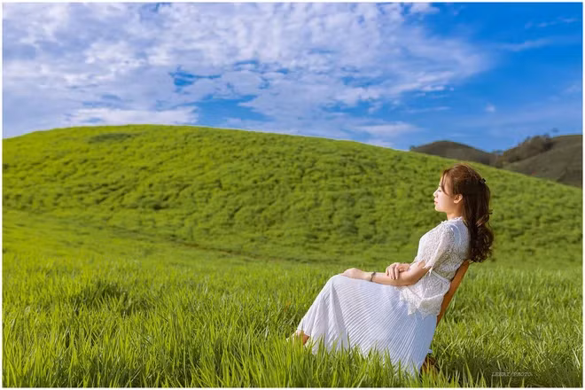 Bên cạnh biển vô cực Thái Bình, thời gian gần đây đồng cỏ 68 Mộc Châu cũng thu hút nhiều sự chú ý của cư dân mạng vì bối cảnh thơ mộng, xanh mướt mắt và đặc biệt là sự tương đồng với hình nền huyền thoại của Windows XP. Ảnh: Không Sợ Chó