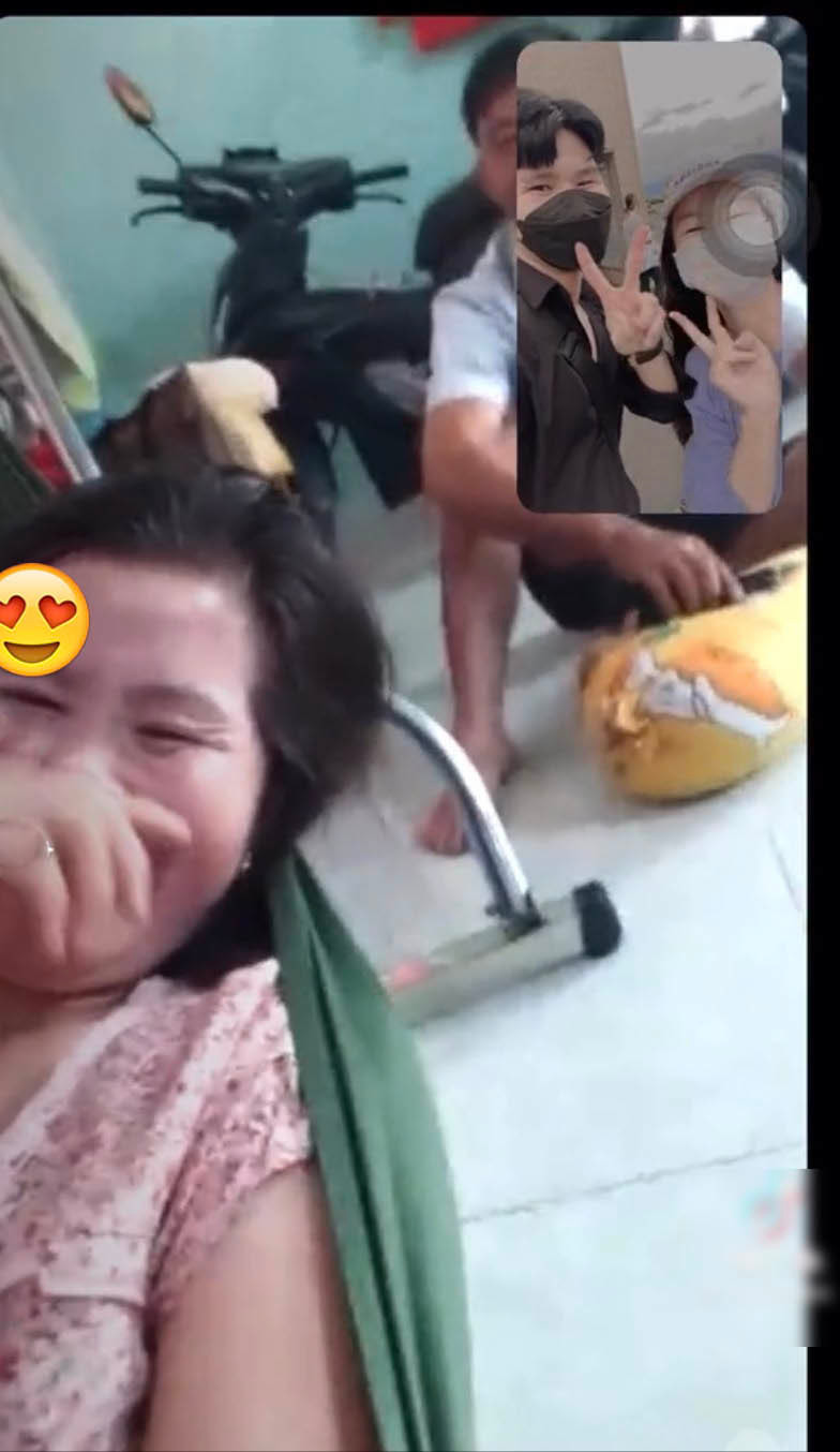 Đoạn clip ghi lại cảnh bố mẹ vừa cười vừa rơi nước mắt khi chứng kiến cảnh con gái sang đoàn tụ với anh trai bên Nhật. Khoảnh khắc này khiến ai cũng xúc động với giây phút 2 anh em gặp nhau tại đất nước xa xôi cách Việt Nam hàng nghìn km. Ảnh: Chụp màn hình TikTok N.M.K