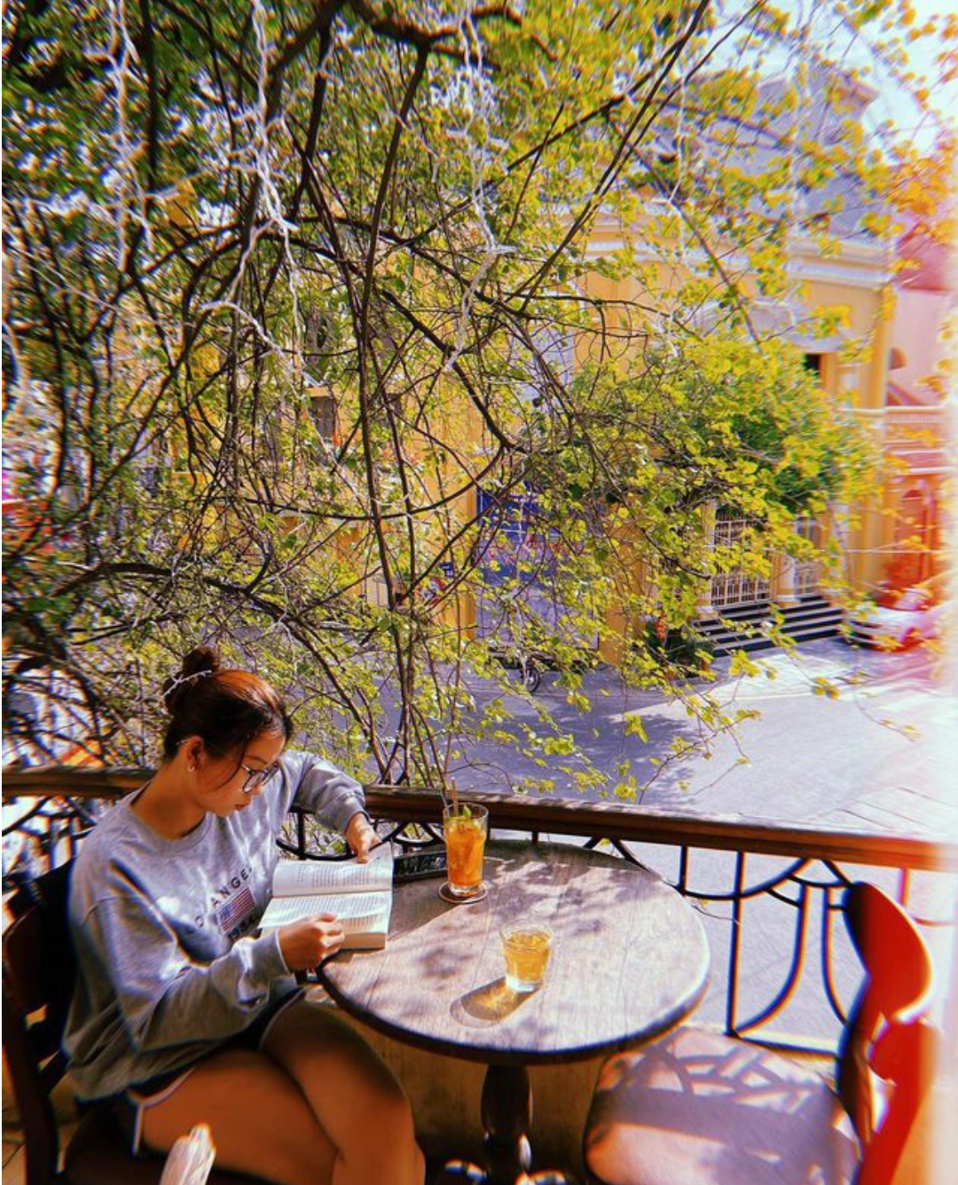 Quán nằm trong căn nhà cổ có tuổi đời hơn 80 năm và vẫn giữ được hồn xưa từ góc tường, cầu thang đến bình hoa. Ảnh: @phuong_9393