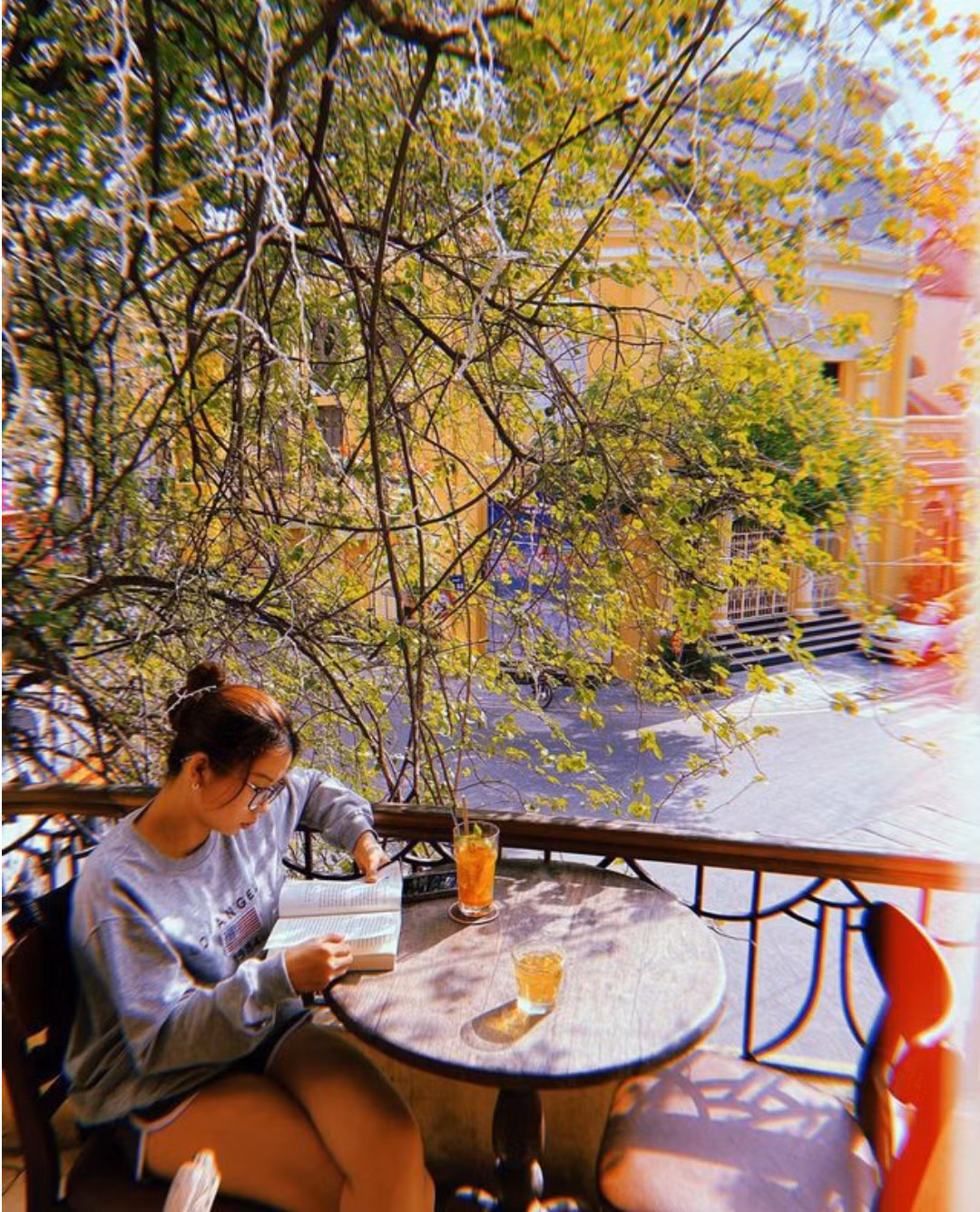 Quán nằm trong căn nhà cổ có tuổi đời hơn 80 năm và vẫn giữ được hồn xưa từ góc tường, cầu thang đến bình hoa. Ảnh: @phuong_9393