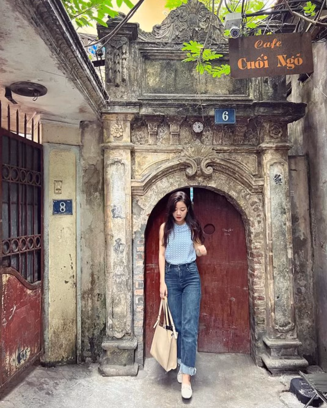 Những góc vườn nhỏ được chủ quán bày trí vô cùng khéo léo tạo thành một góc nhỏ xinh. Đi sâu vào quán bạn sẽ ngạc nhiên hơn bởi màu không gian cổ kính. Ảnh: @nabeo95