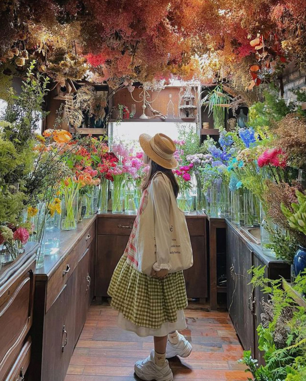 Những đồ dùng trang trí tại quán đều được sưu tập và góp nhặt từ nhiều nơi khác nhau để tạo một phong cách riêng của quán. Ảnh: @ngoclittle18