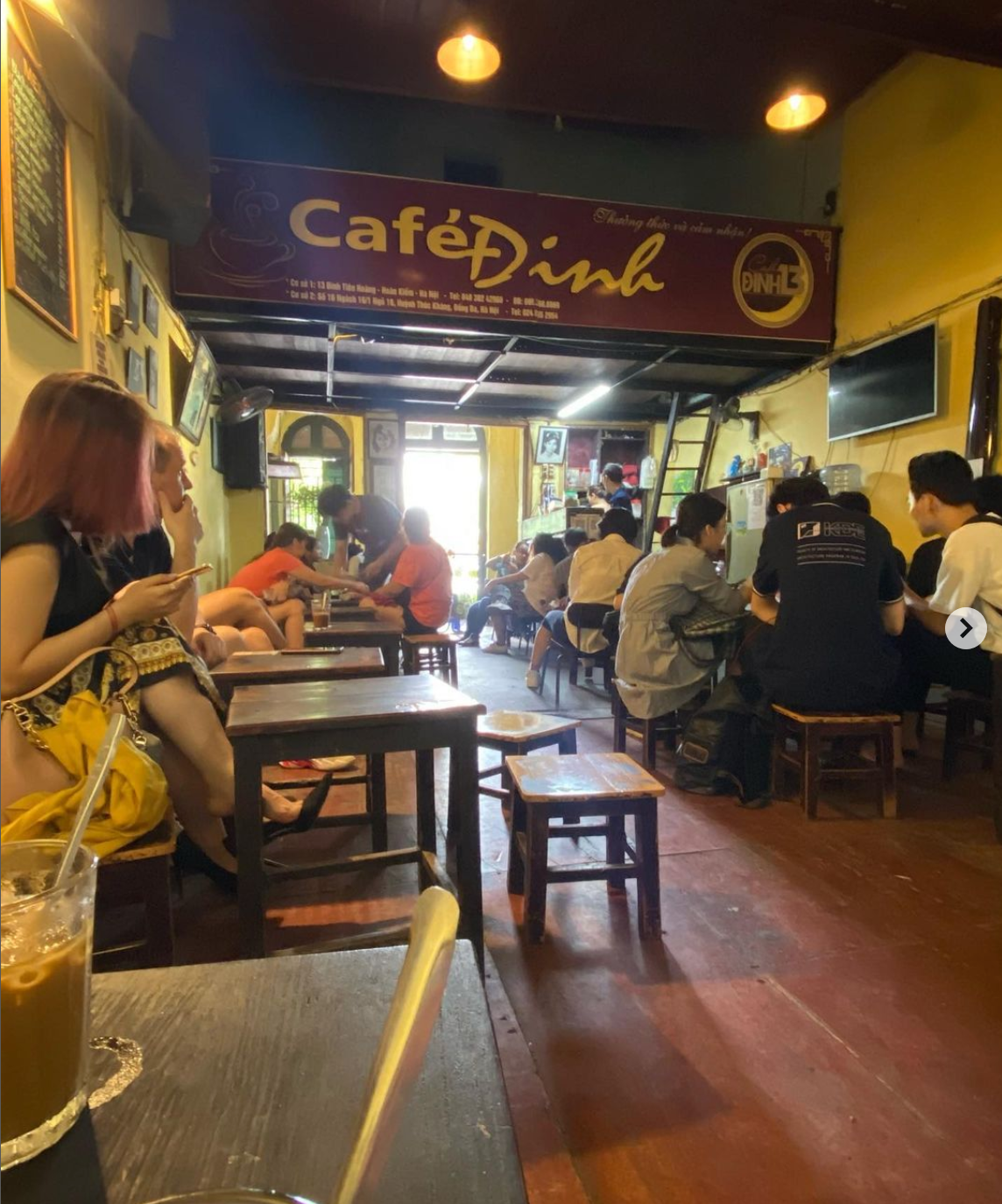 Quán cà phê xưa cũ này ở trên gác hai của một ngôi nhà Pháp cổ hầu như vẫn còn nguyên kiến trúc ban đầu. Chủ quán chỉ gia cố và sửa chữa lại những nơi đã quá cũ, không an toàn cho khách. Ảnh: daveyeap