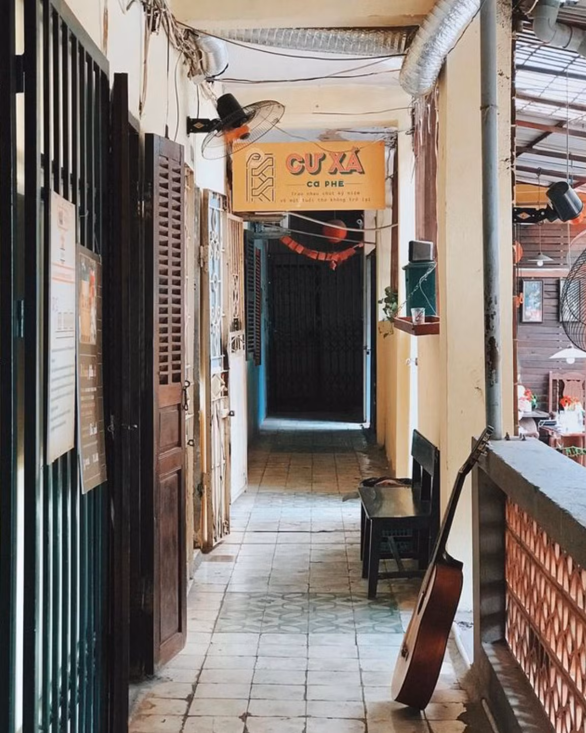 Nằm trên tầng 2 của một khu tập thể cũ ngay gần trung tâm thành phố. Cư xá là một quán cà phê Hà Nội mang đậm chất hoài cổ. Ảnh: @unidenteefinds_