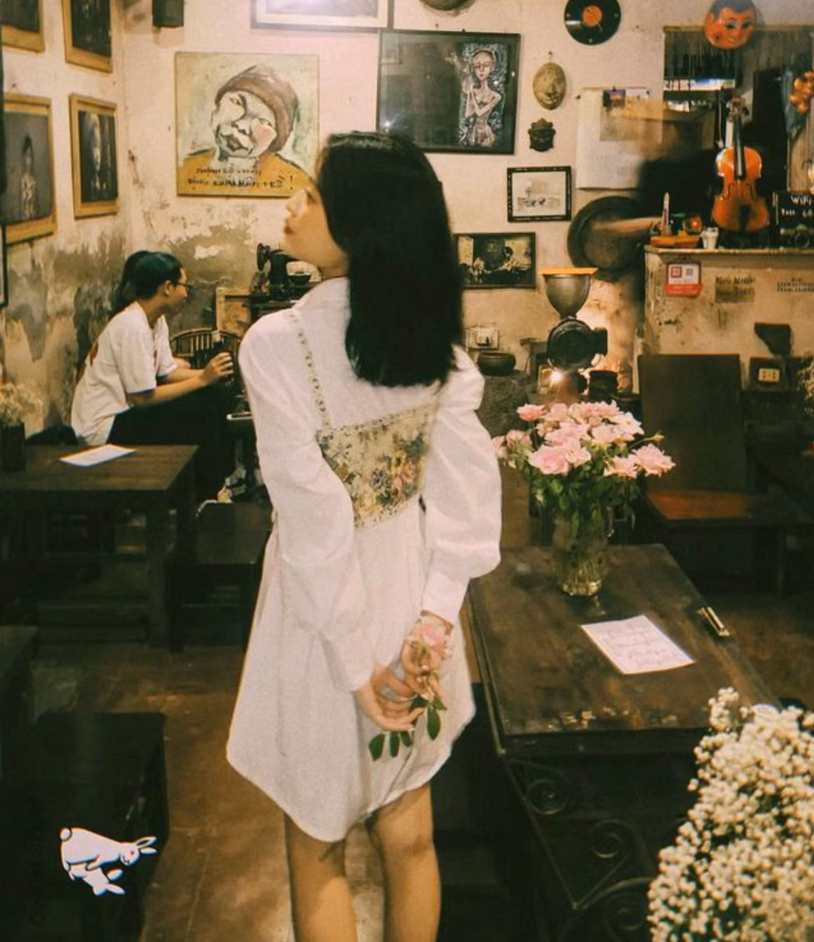 Tất cả bỗng trở nên thi vị hơn khi nơi đây được trang trí nhiều bức tranh chân dung, đen trắng. Bàn ghế ở đây chủ yếu làm bằng gỗ, mang đến vẻ đẹp tự nhiên hiền hòa, gần gũi. Ảnh: @trahuongg003