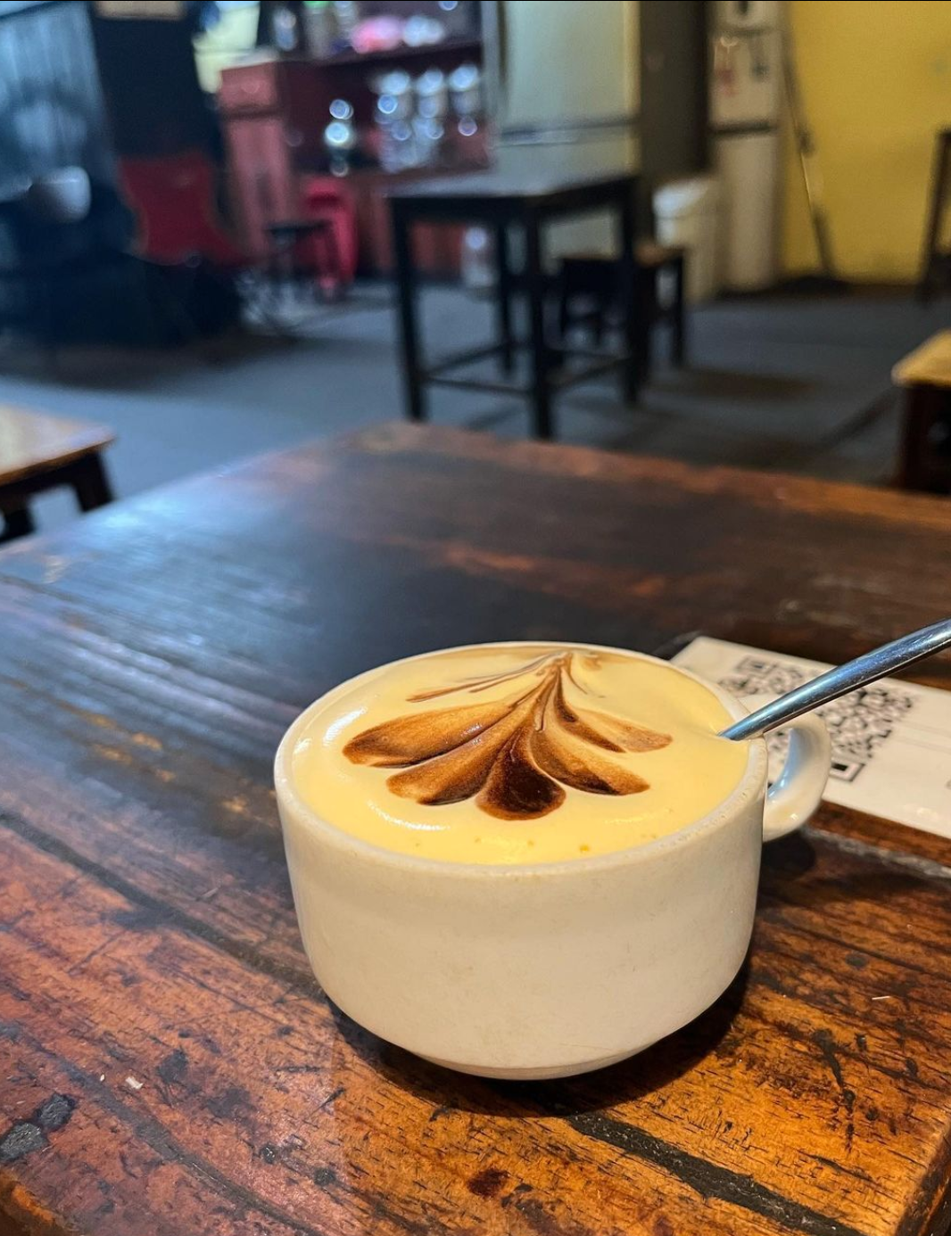 Dù nằm trên con phố Đinh Tiên Hoàng cùng hướng nhìn thẳng ra hồ Hoàn Kiếm nhưng đồ uống ở đây lại có mức giá khá rẻ. Ảnh: today_is_living