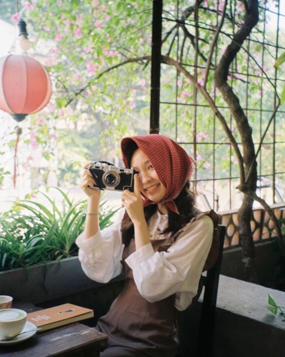 Cư Xá không chút xa hoa, không có những ánh đèn lung linh rực rỡ sắc màu, không hiện đại nhưng đẹp và bình yên theo cách rất riêng thu hút đông đảo mọi người đến, đặc biệt là giới trẻ. Ảnh: @cuxa_caphe