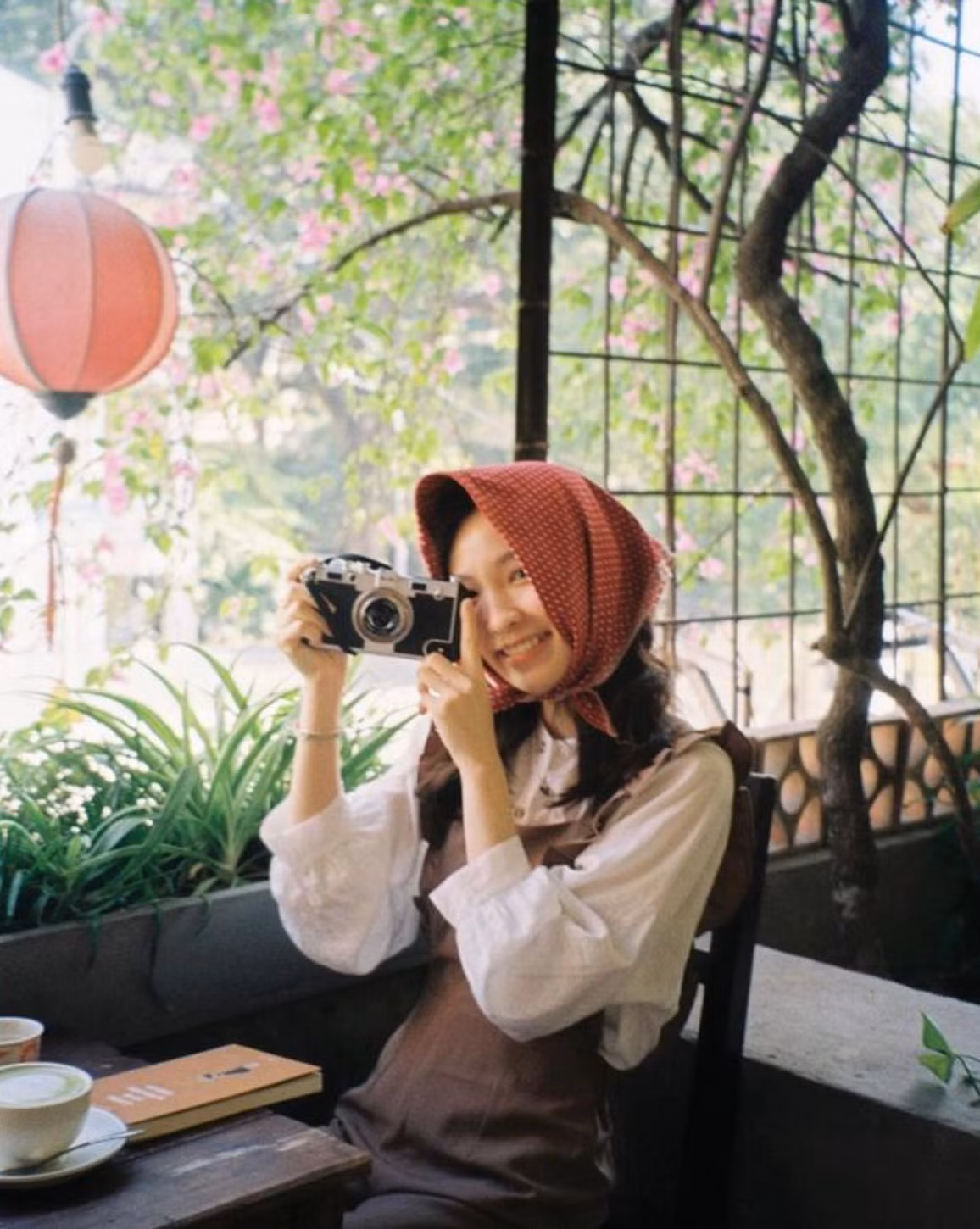 Cư Xá không chút xa hoa, không có những ánh đèn lung linh rực rỡ sắc màu, không hiện đại nhưng đẹp và bình yên theo cách rất riêng thu hút đông đảo mọi người đến, đặc biệt là giới trẻ. Ảnh: @cuxa_caphe