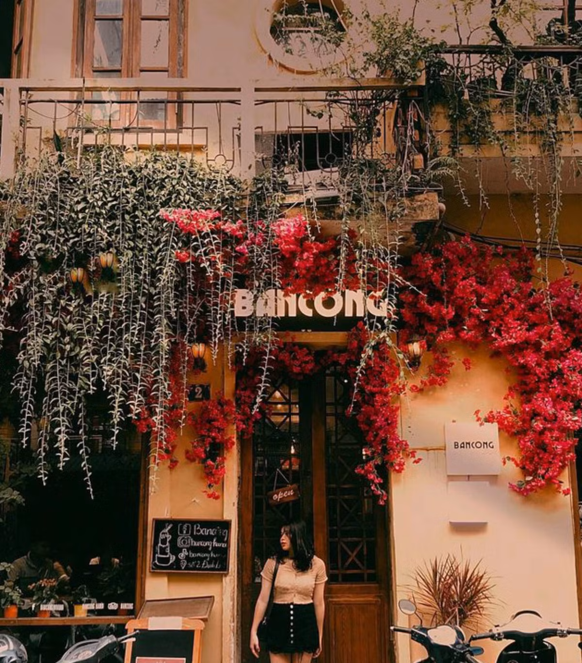 Cà phê Ban Công là địa chỉ check in dịp cuối tuần khá lý tưởng. Quán nằm trên con phố Đinh Liệt vô cùng sầm uất với màu sơn vàng vô cùng nổi bật. Ảnh: @bienontheroad