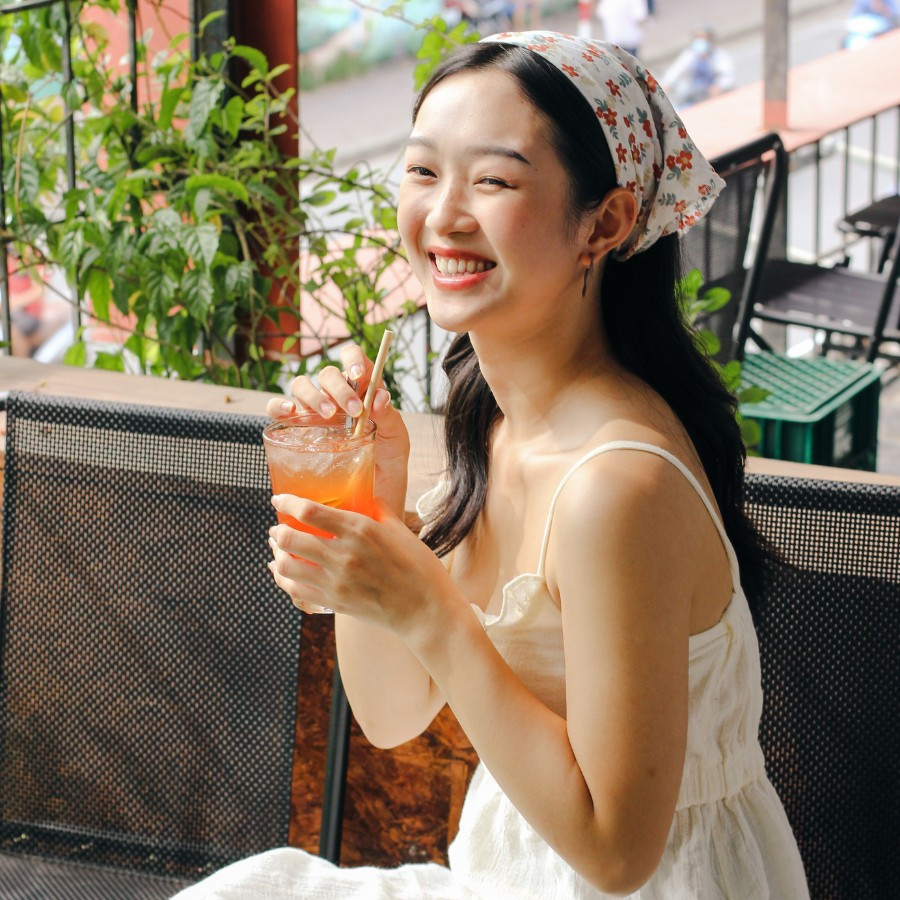 Từ chỗ cầu thang đến vào không gian quán đều vô cùng hoài cổ, từ cái cốc đến cái đĩa. Ảnh: @cuxa_caphe