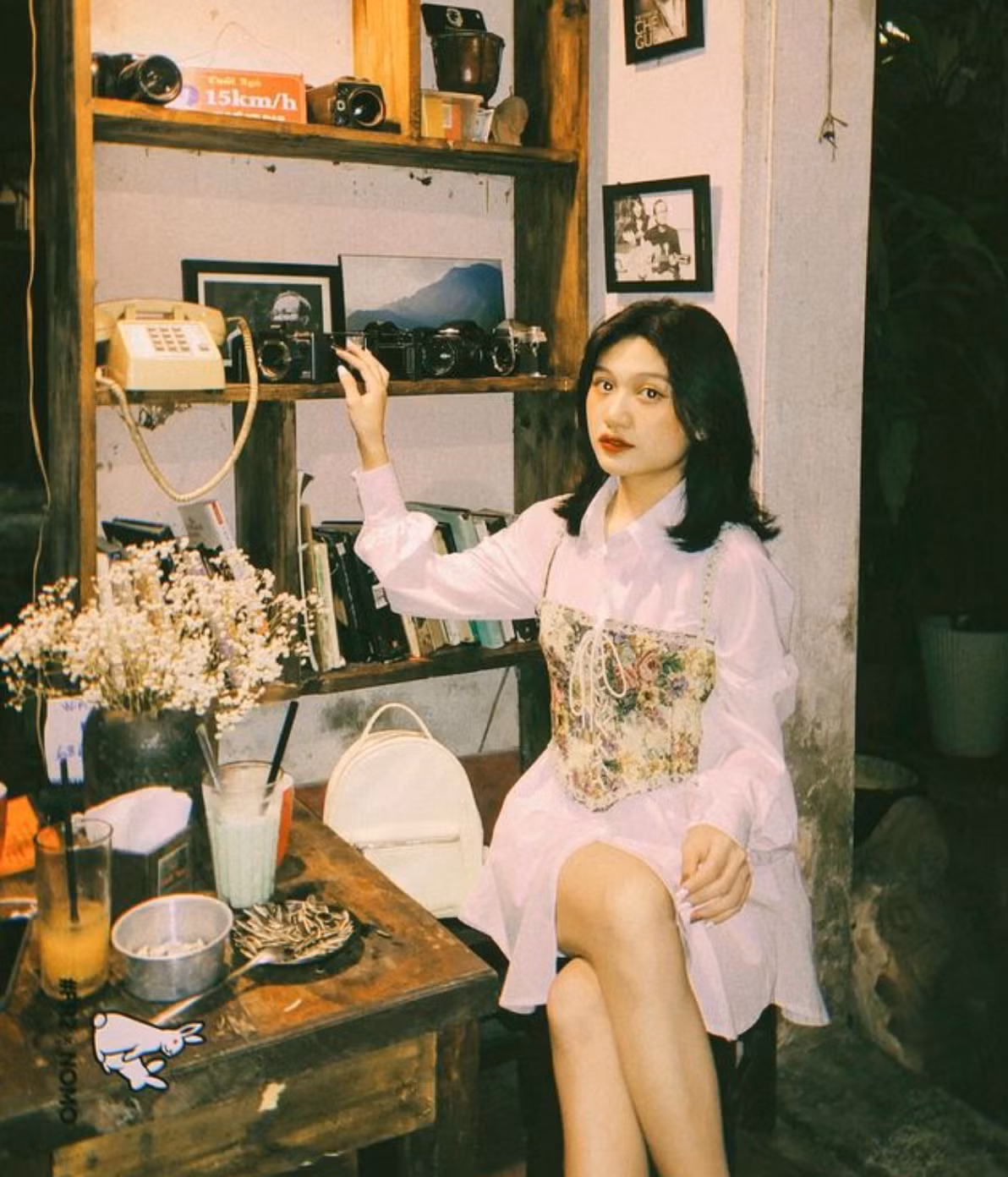 Cà phê cuối ngõ là địa điểm hoàn hảo cho những người yêu thích và mê cái sự cũ kĩ ở Hà Nội. Ảnh: @trahuongg003