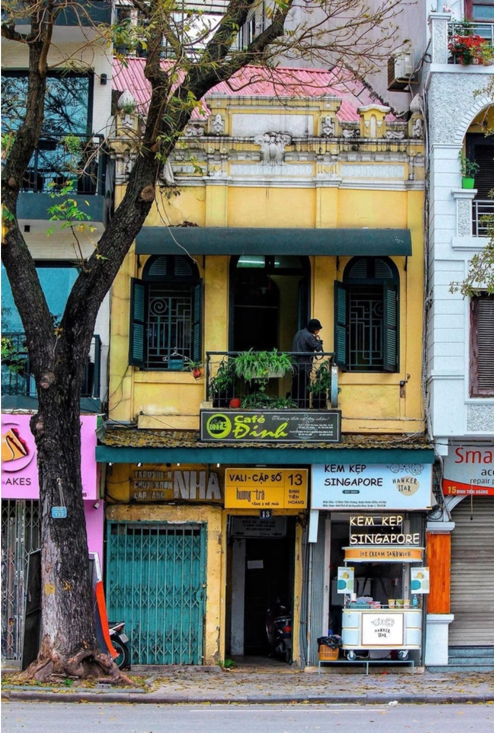 Một trong những quán cà phê lâu đời ở Hà Nội phải kể đến Đinh Cà phê. Quán nằm ngay trên khu phổ cổ Đinh Tiên Hoàng, gần hồ Hoàn Kiếm, quán mở từ đầu những năm 1990 đến nay. Ảnh: @phomiendu