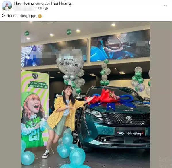 Sau nhiều nỗ lực xây dựng sự nghiệp, mới đây Hậu Hoàng chia sẻ đã sắm riêng cho mình 1 chiếc ô tô giá 1,5 tỷ.