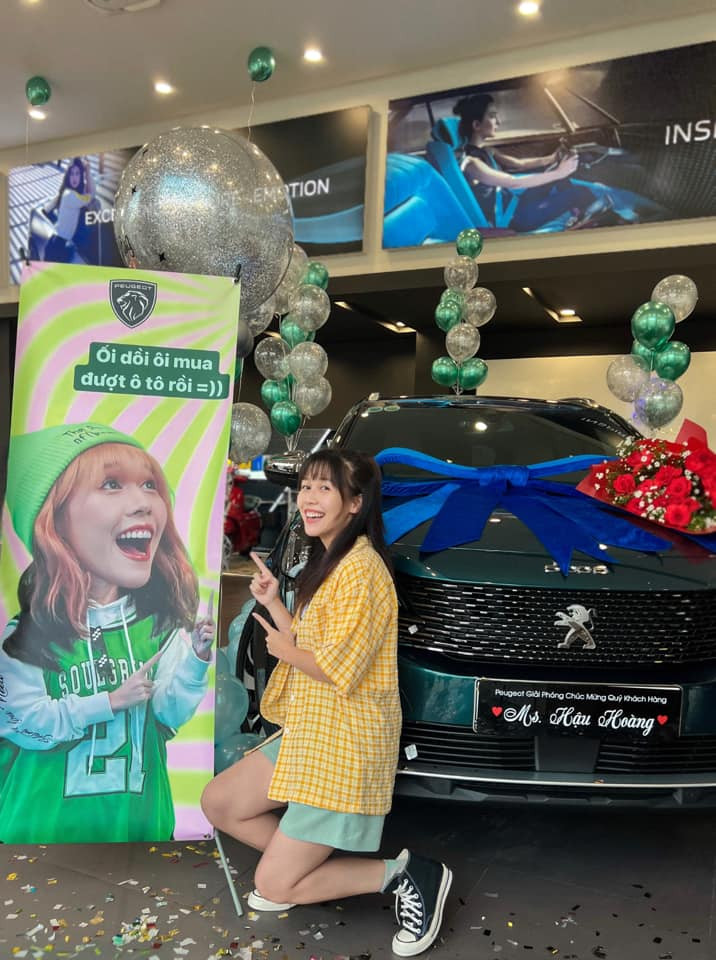 Được biết, mẫu xe hơi mà Hậu Hoàng mua ở tuổi 27 là một chiếc Peugeot 5008 có ngoại thất màu Emerald Crystal (xanh dương đậm).