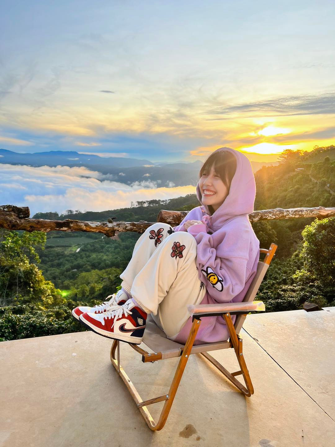 Mặc dù thu nhập của "thánh nữ nhạc chế Việt" thiệt thòi hơn các YouTuber nước ngoài khá nhiều, nhưng so với các công việc khác thì số tiền mà Hậu Hoàng kiếm được từ mạng chia sẻ video xã hội cũng là một con số "khủng" mà nhiều người ao ước.