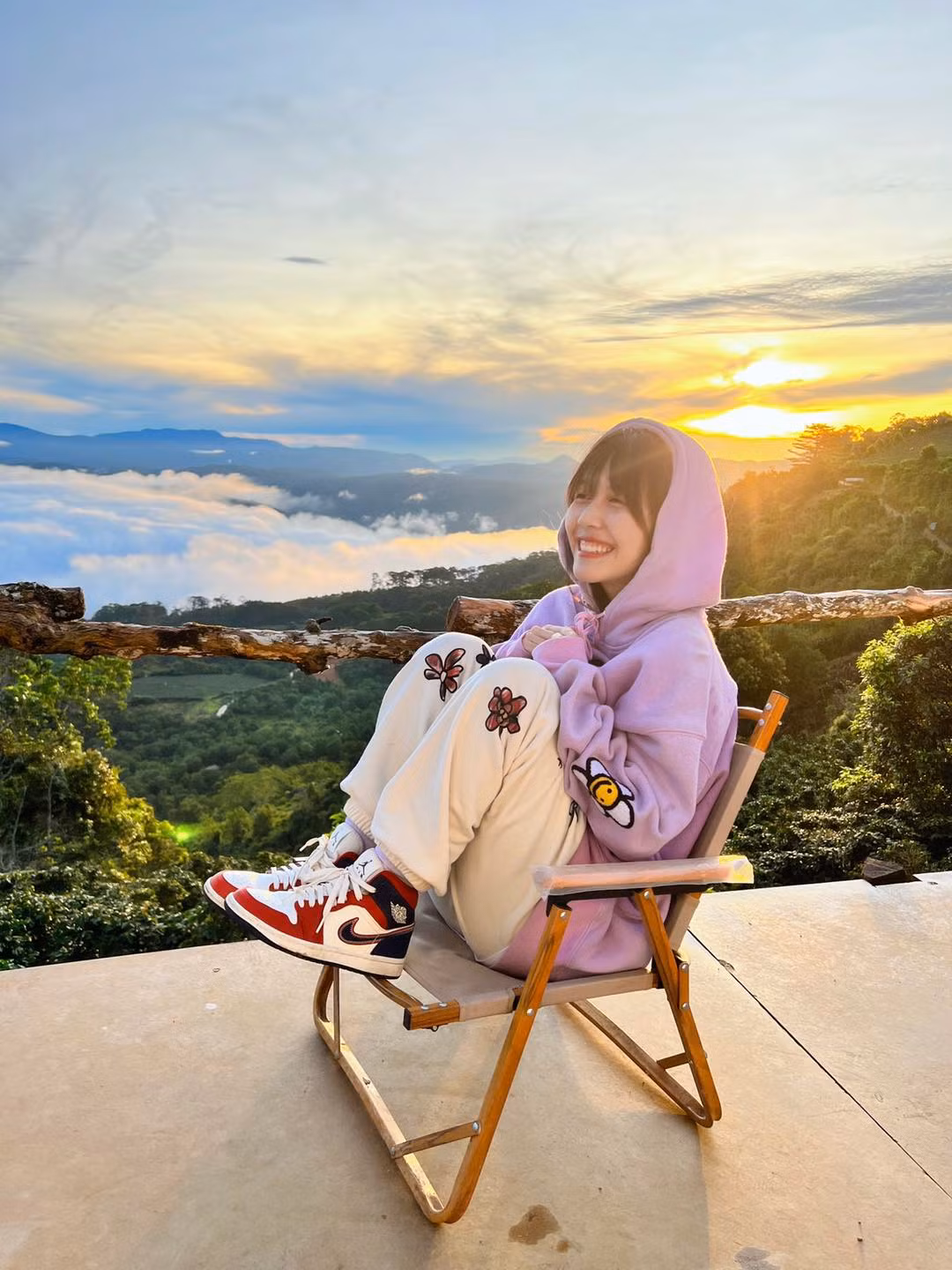 Mặc dù thu nhập của "thánh nữ nhạc chế Việt" thiệt thòi hơn các YouTuber nước ngoài khá nhiều, nhưng so với các công việc khác thì số tiền mà Hậu Hoàng kiếm được từ mạng chia sẻ video xã hội cũng là một con số "khủng" mà nhiều người ao ước.