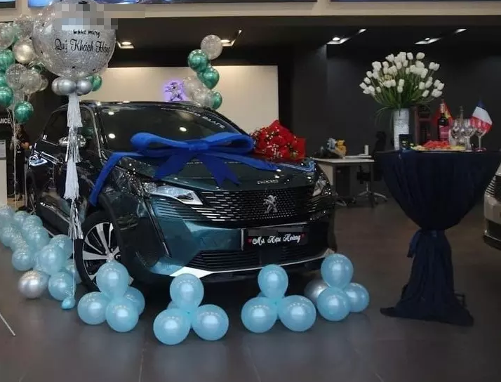 Cô nàng còn được showroom đặc biệt thiết kế cho tấm standee với hình ảnh của Hậu Hoàng kèm dòng caption: "Ối dồi ôi mua được ô tô rồi".