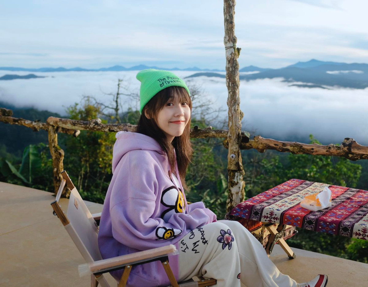 Nổi tiếng trên mạng, nhưng Hậu Hoàng rất kín tiếng về đời tư, gần như không nhận lời tham gia gameshow, cũng ít trả lời phỏng vấn.