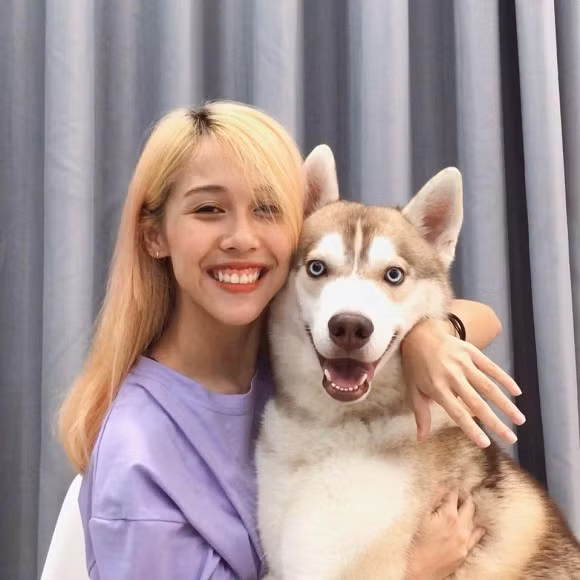 Ngoài chiếc xe hơi tiền tỷ, "thánh nhạc chế" Hậu Hoàng còn có trong tay thu nhập đáng mơ ước từ Youtube.