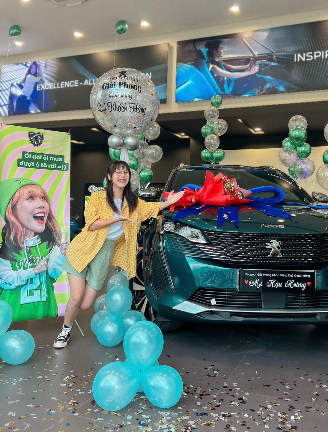 Hình ảnh vui tươi của "thánh nhạc chế" được chụp ngay trong buổi giao xe, diễn ra tại một showroom tại Hà Nội.